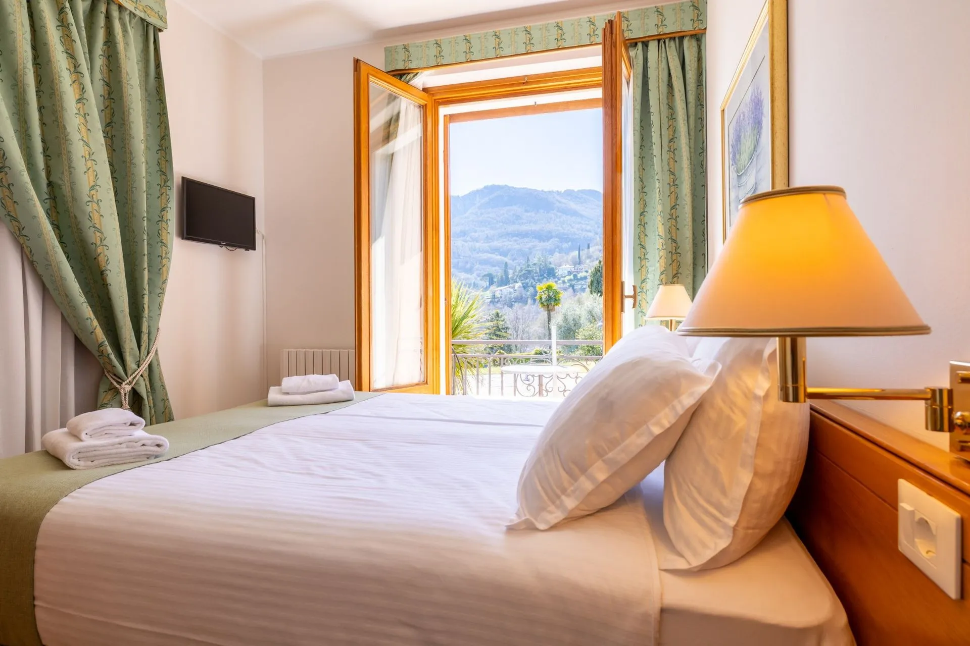 Double or Twin Room with Lake View