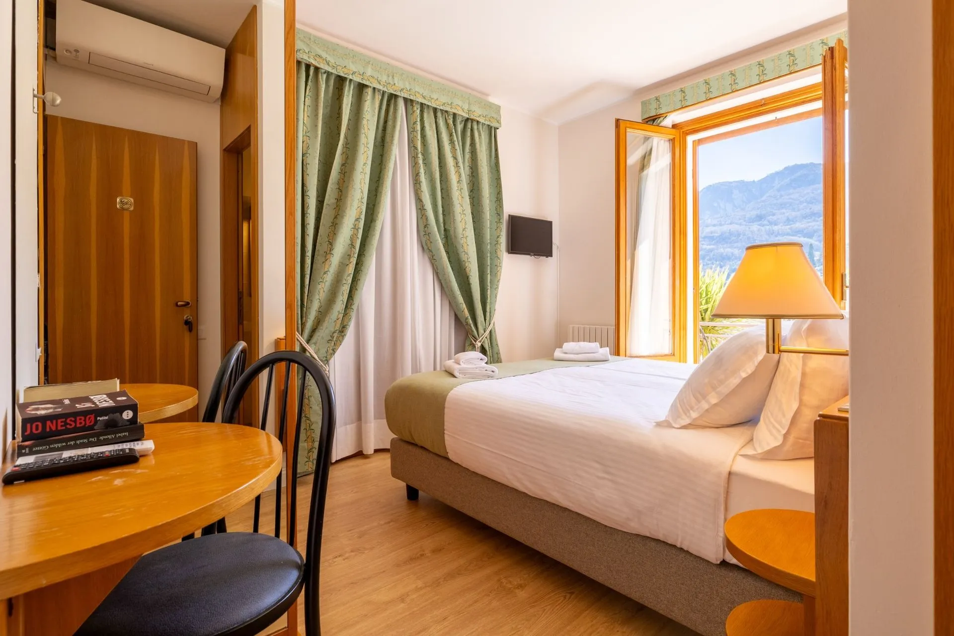 Double or Twin Room with Lake View