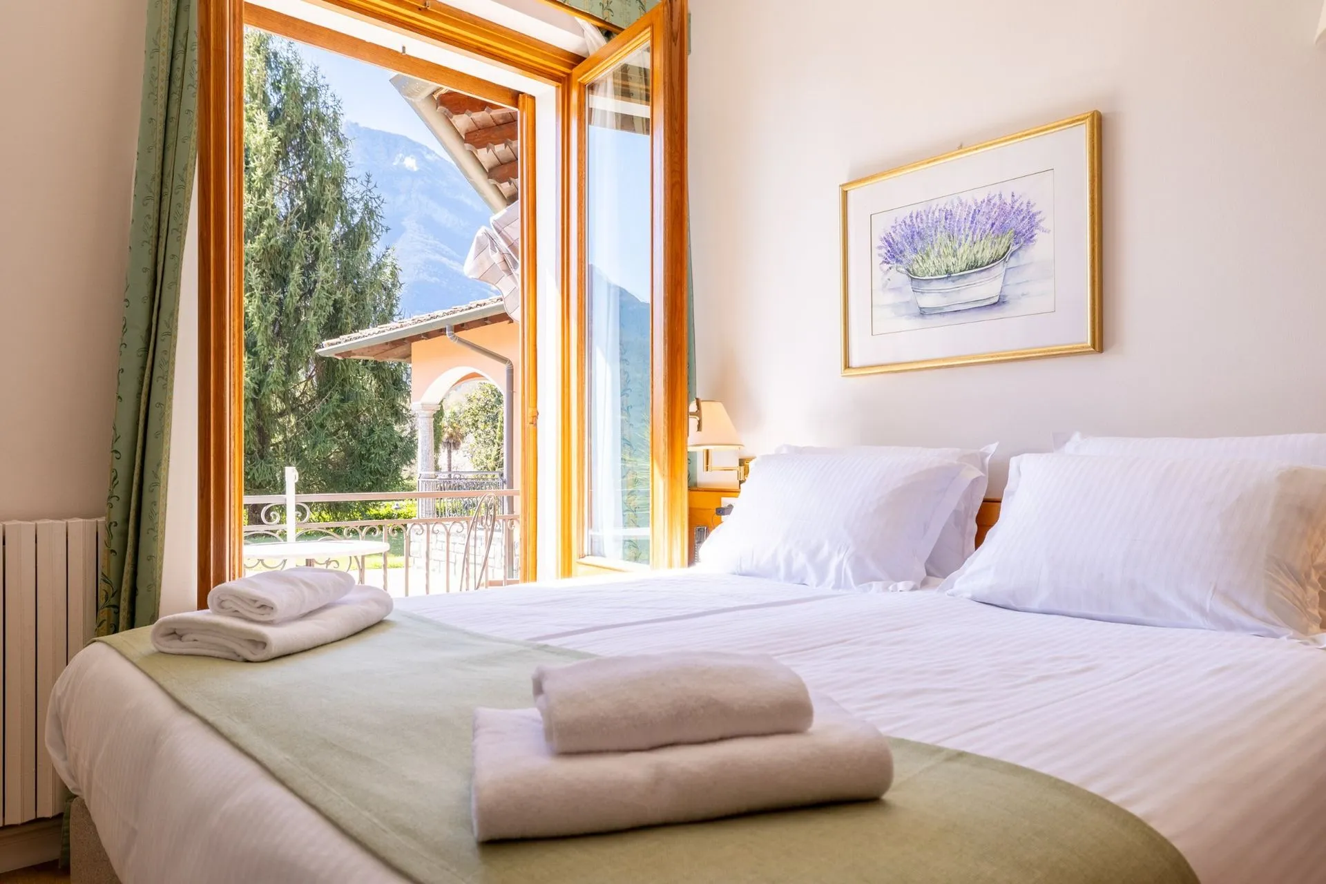 Double or Twin Room with Lake View