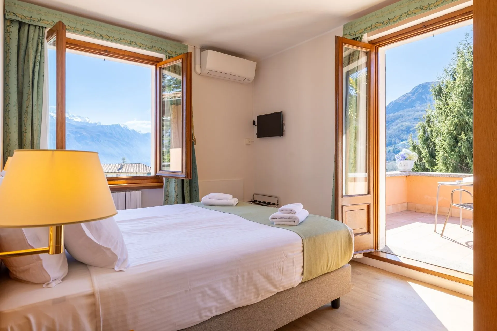 Double or Twin Room with Lake View