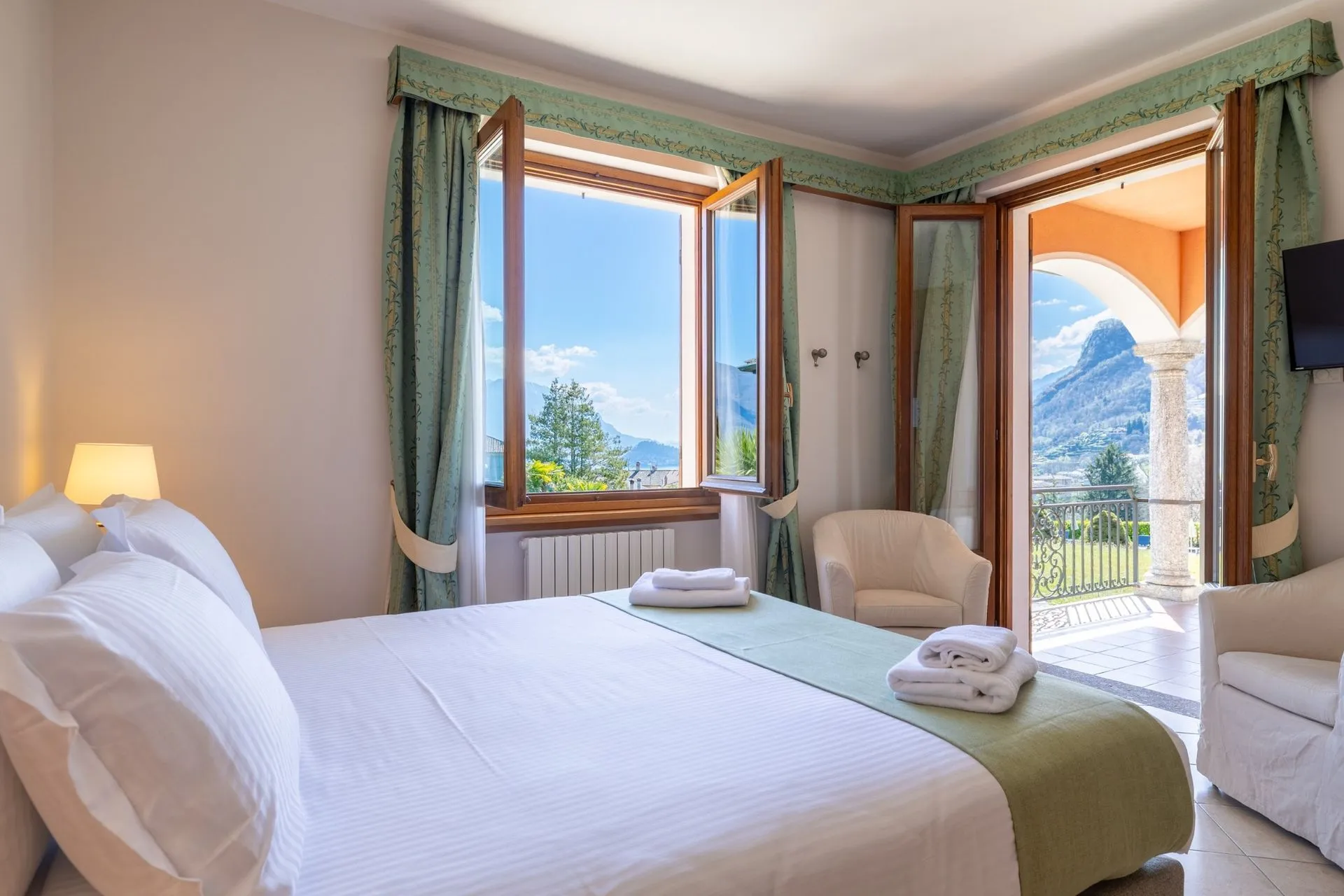 Double or Twin Room with Lake View