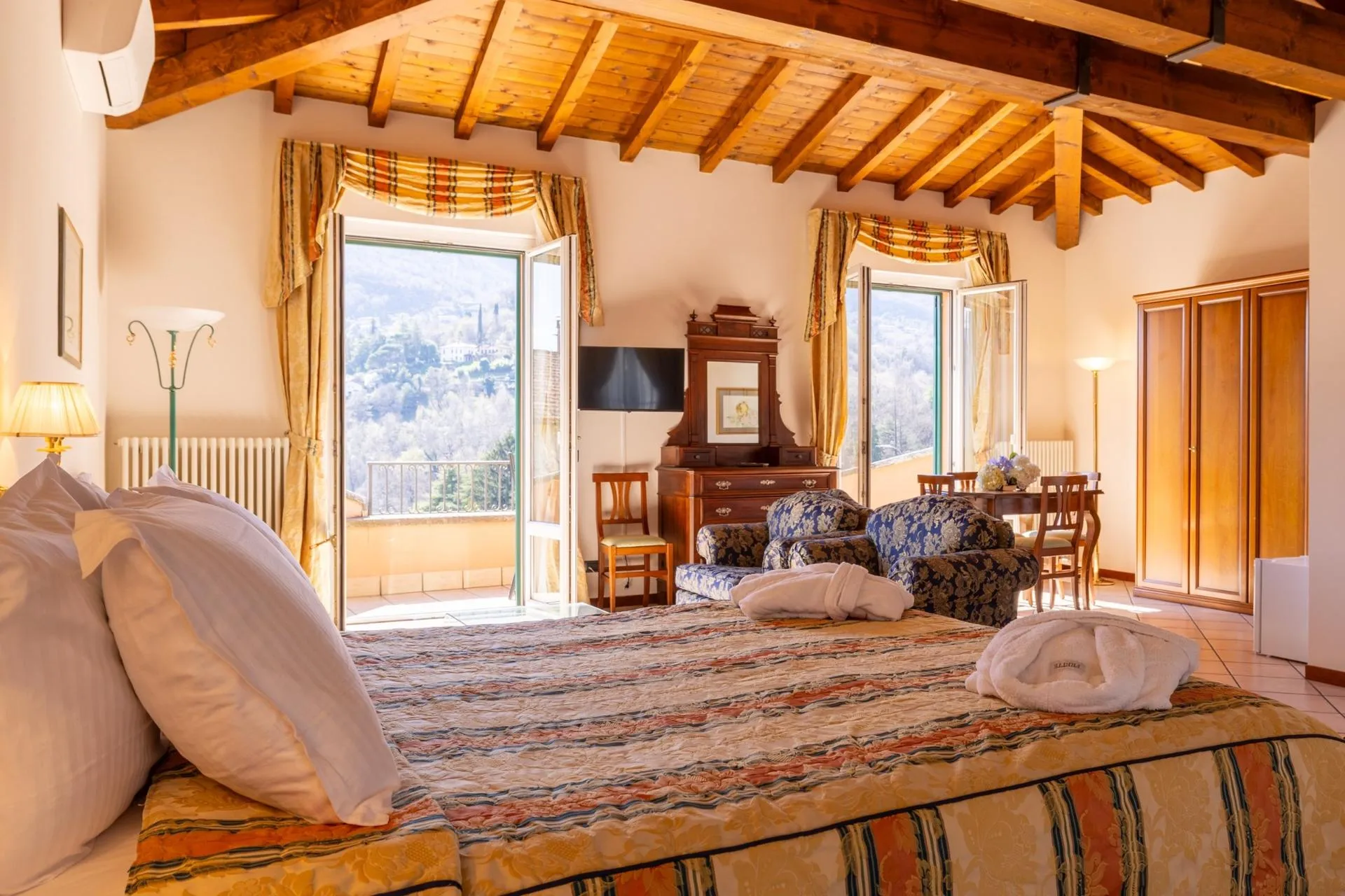 Suite Royal with Terrace and Lake View