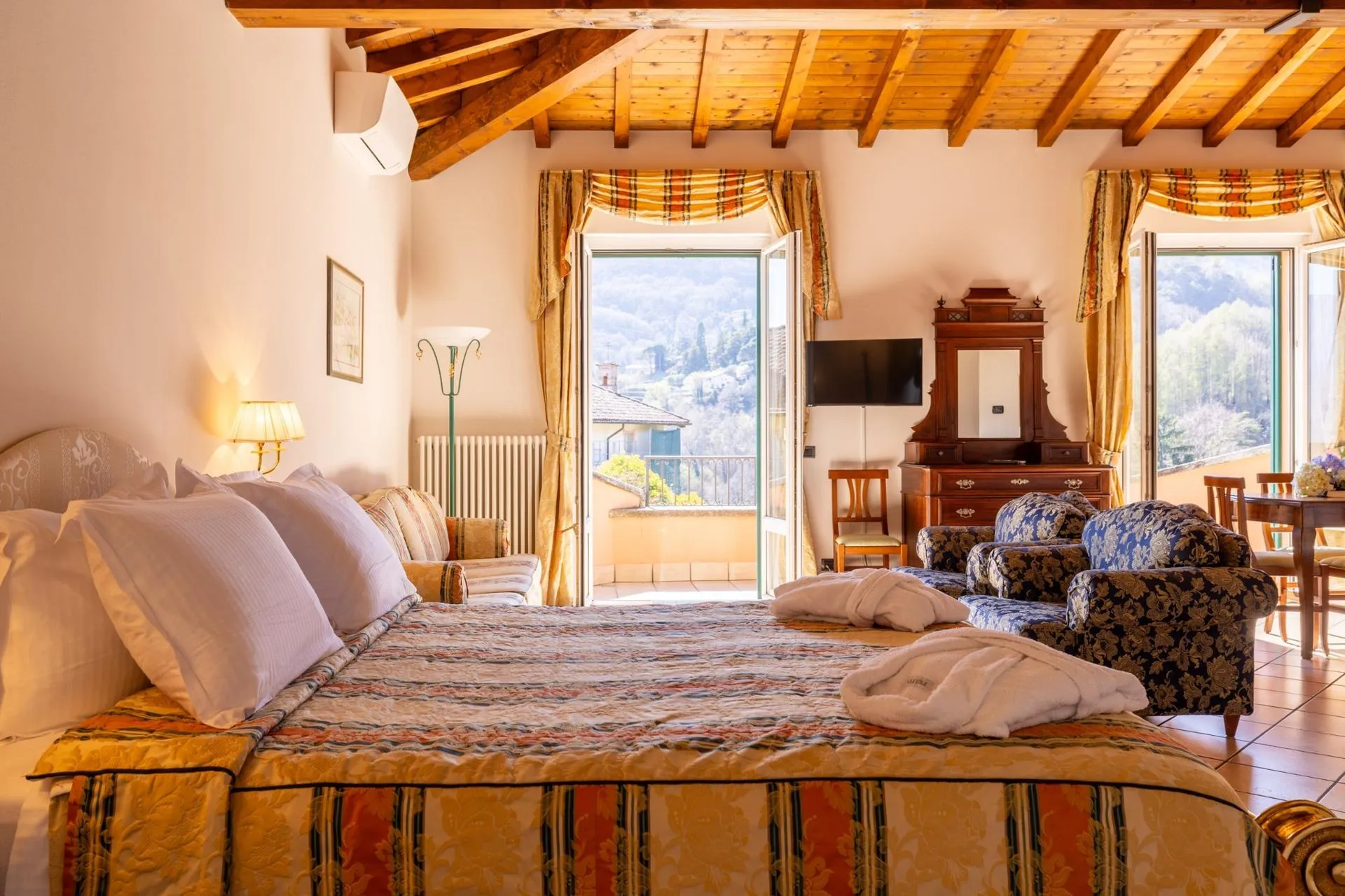 Suite Royal with Terrace and Lake View