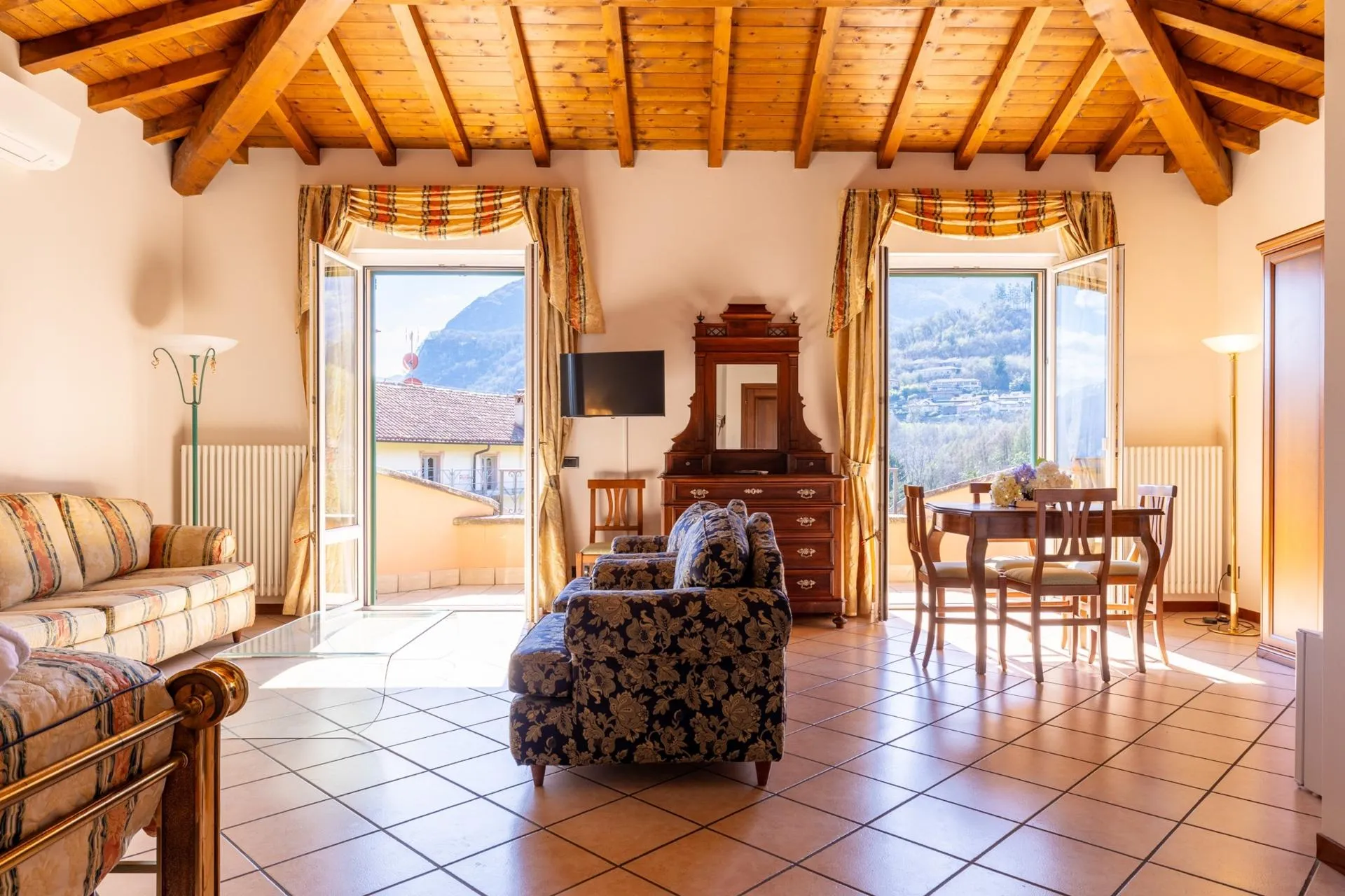 Suite Royal with Terrace and Lake View