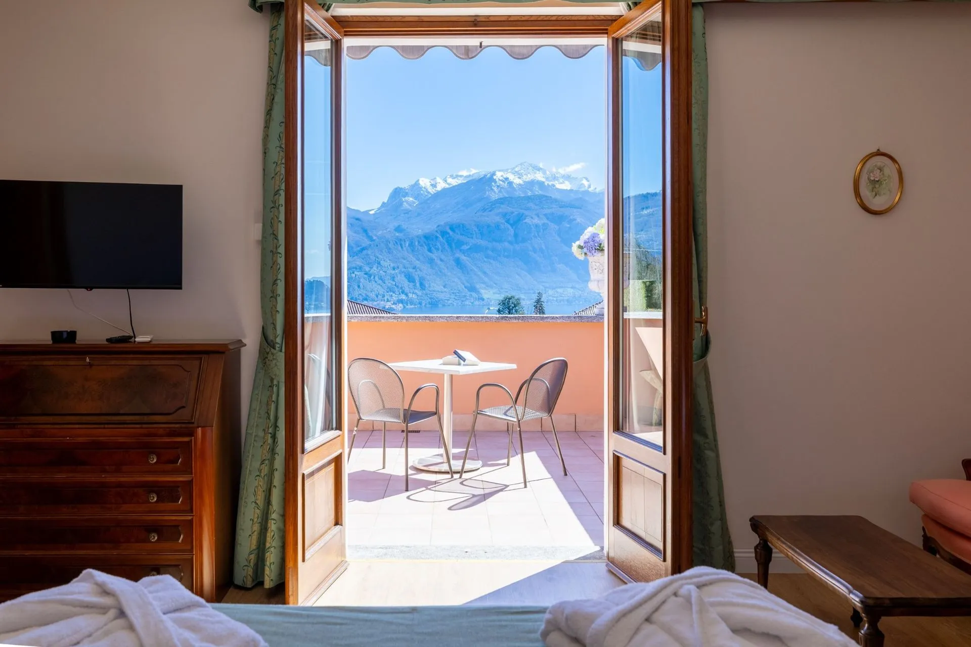 Suite with Lake View