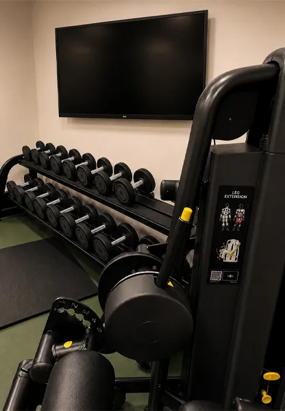 Machine d'extension des jambes Technogym et rack d'haltères dans la salle de sport de l'Hotel Royal Menaggio