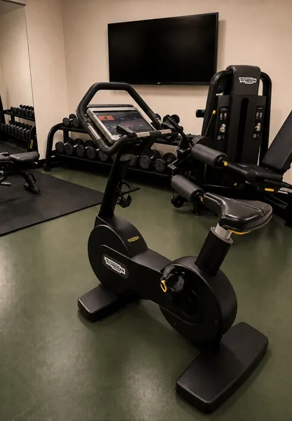 Vélo d'appartement Technogym et équipements de musculation dans la salle de fitness de l'Hotel Royal Menaggio