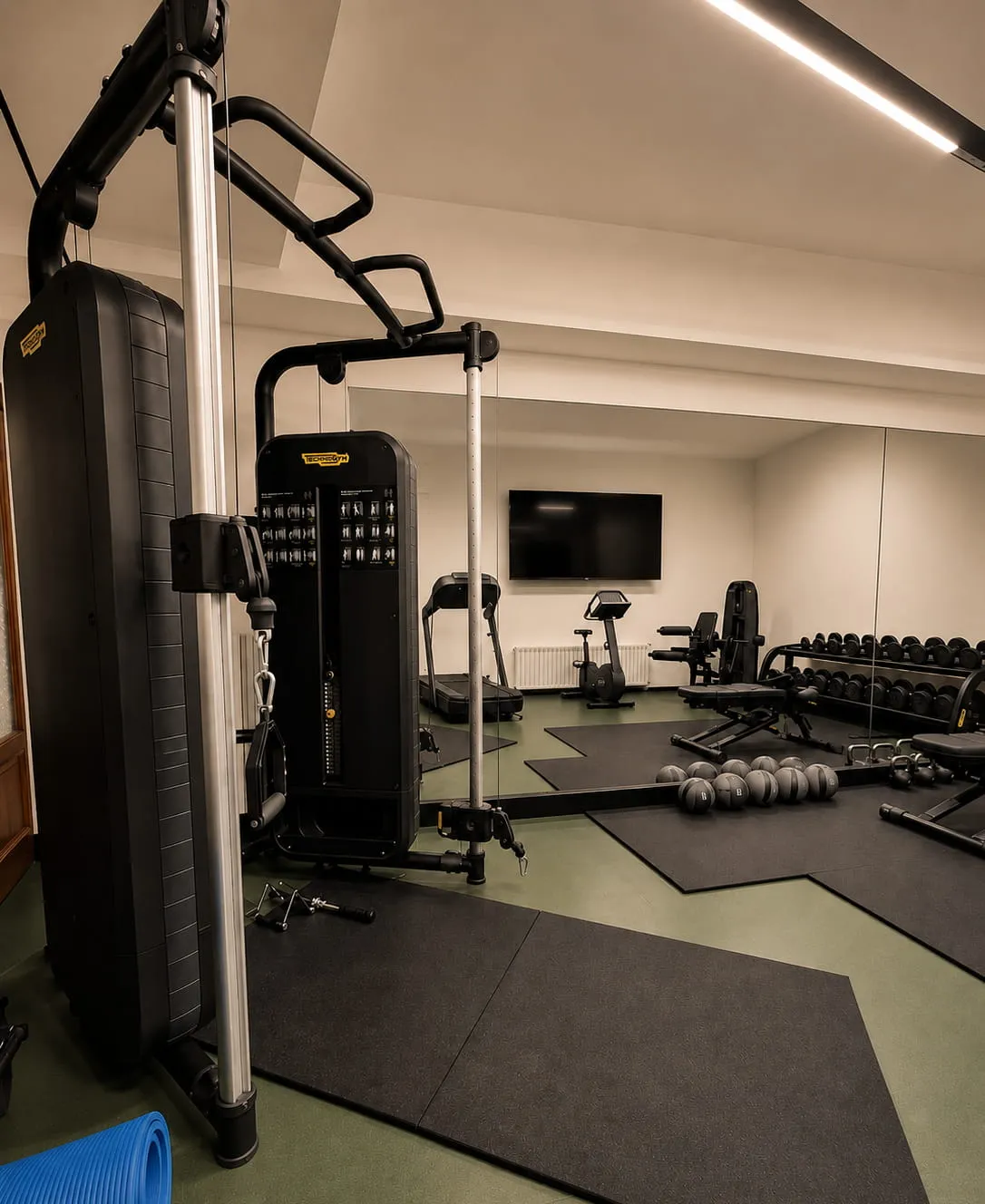 Salle de fitness de l'Hotel Royal Menaggio avec équipements cardio et musculation Technogym